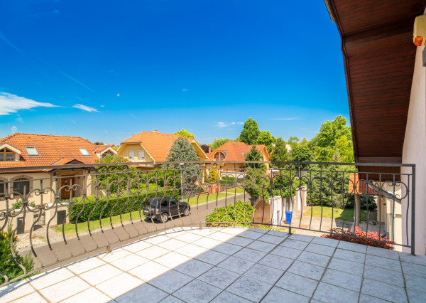 REZERVOVANÉ: Na predaj poschodová 6-izbová vila v srdci Dunajskej Stredy