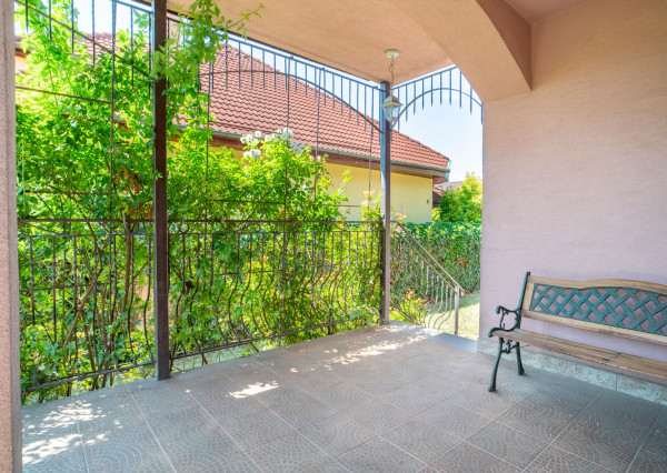 REZERVOVANÉ: Na predaj poschodová 6-izbová vila v srdci Dunajskej Stredy