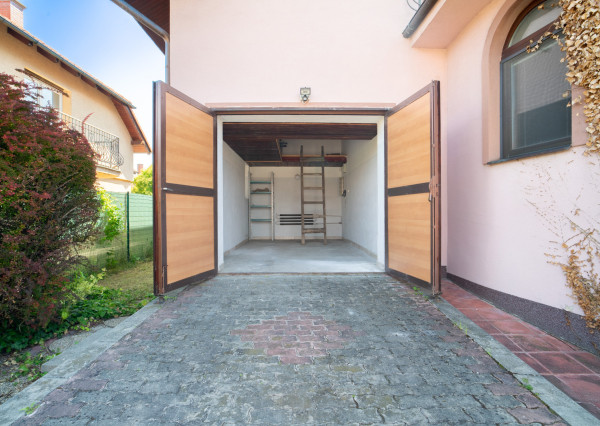 REZERVOVANÉ: Na predaj poschodová 6-izbová vila v srdci Dunajskej Stredy