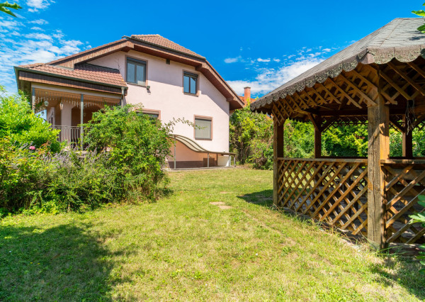 REZERVOVANÉ: Na predaj poschodová 6-izbová vila v srdci Dunajskej Stredy