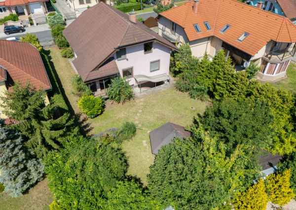 REZERVOVANÉ: Na predaj poschodová 6-izbová vila v srdci Dunajskej Stredy