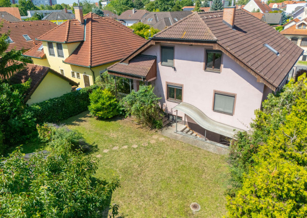 REZERVOVANÉ: Na predaj poschodová 6-izbová vila v srdci Dunajskej Stredy