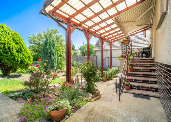 REZERVOVANÉ: Na predaj rodinný dom s potenciálom v srdci Rovinky