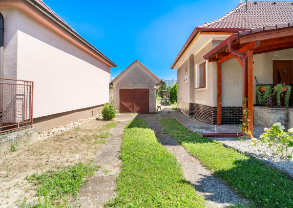 REZERVOVANÉ: Na predaj rodinný dom s potenciálom v srdci Rovinky