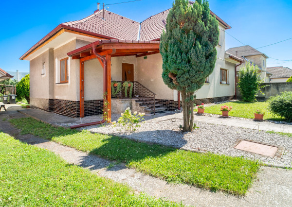 REZERVOVANÉ: Na predaj rodinný dom s potenciálom v srdci Rovinky