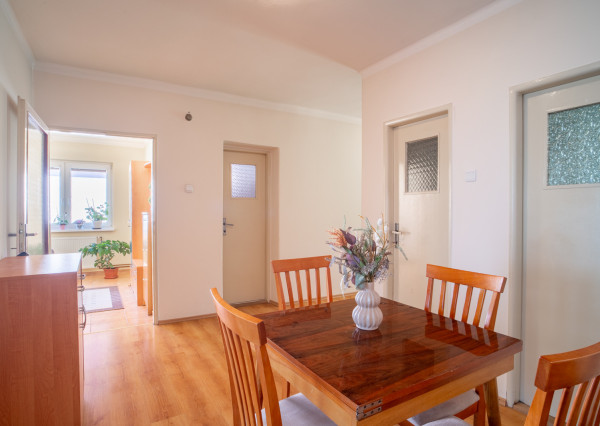 REZERVOVANÉ: Na predaj rodinný dom s potenciálom v srdci Rovinky