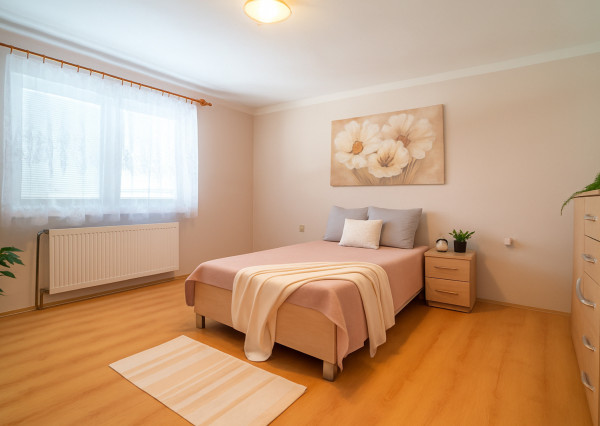 REZERVOVANÉ: Na predaj rodinný dom s potenciálom v srdci Rovinky