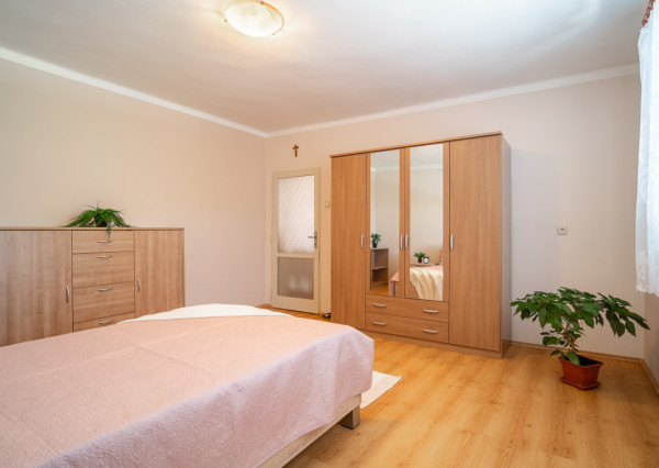 REZERVOVANÉ: Na predaj rodinný dom s potenciálom v srdci Rovinky