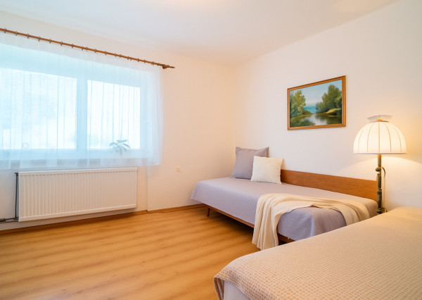 REZERVOVANÉ: Na predaj rodinný dom s potenciálom v srdci Rovinky