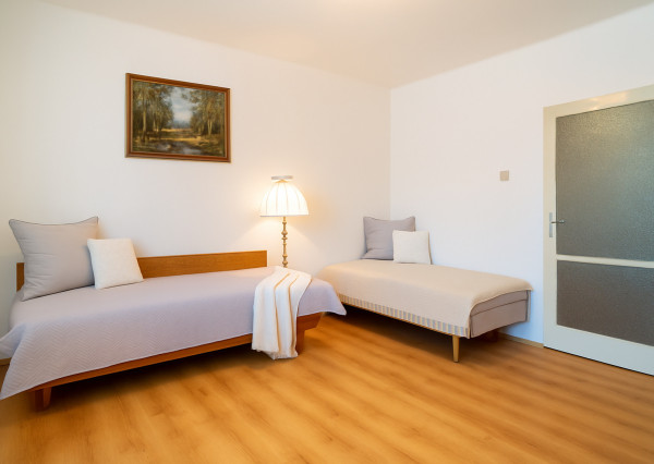 REZERVOVANÉ: Na predaj rodinný dom s potenciálom v srdci Rovinky