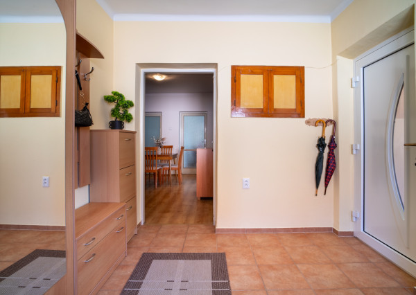 REZERVOVANÉ: Na predaj rodinný dom s potenciálom v srdci Rovinky