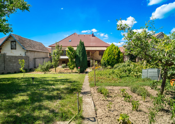 REZERVOVANÉ: Na predaj rodinný dom s potenciálom v srdci Rovinky