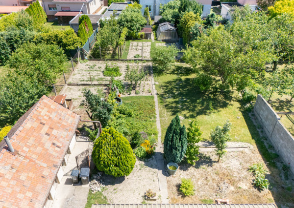 REZERVOVANÉ: Na predaj rodinný dom s potenciálom v srdci Rovinky