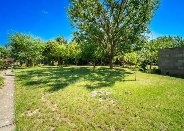 REZERVOVANÉ: Na predaj rodinný dom s potenciálom v srdci Rovinky