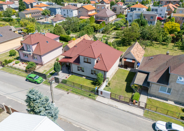 REZERVOVANÉ: Na predaj rodinný dom s potenciálom v srdci Rovinky