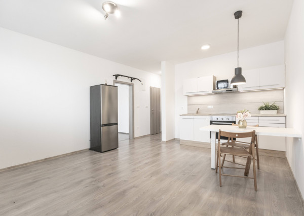 REZERVOVANÉ: Na prenájom 2-izbový byt s loggiou a parkovaním - Hviezdoslavov