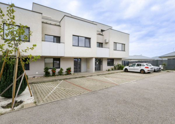 REZERVOVANÉ: Na prenájom 2-izbový byt s loggiou a parkovaním - Hviezdoslavov