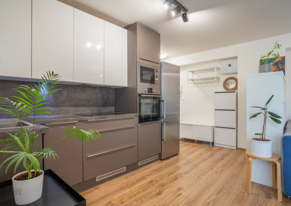 Na predaj kompletne zariadený 2-izbový byt v blízkosti OC Vivo