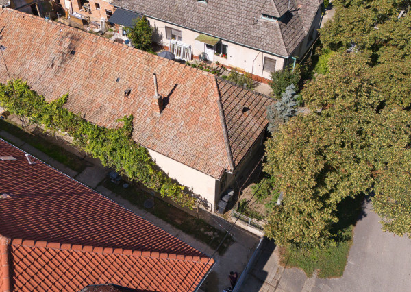 Na predaj pozemok so starším domom v obci Selice