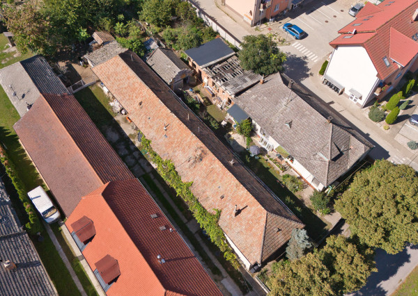 Na predaj pozemok so starším domom v obci Selice