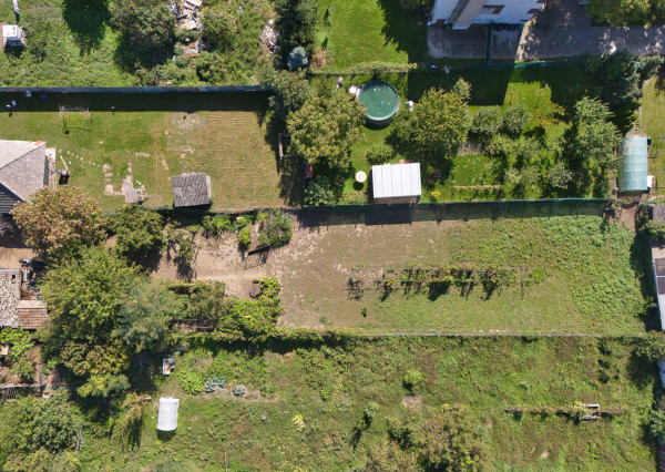 Na predaj pozemok so starším domom v obci Selice