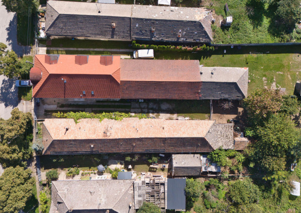 Na predaj pozemok so starším domom v obci Selice