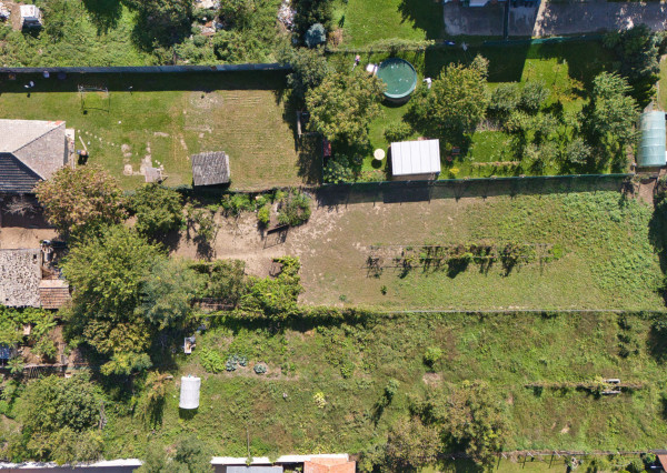 Na predaj pozemok so starším domom v obci Selice