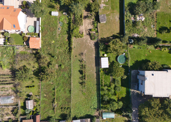 Na predaj pozemok so starším domom v obci Selice