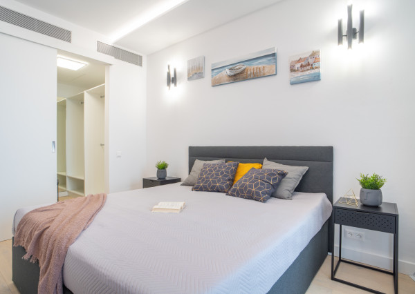 Na prenájom exkluzívny 2-izbový byt so šatníkom a panoramatickým výhľadom v projekte SKYPARK, Továrenská ulica