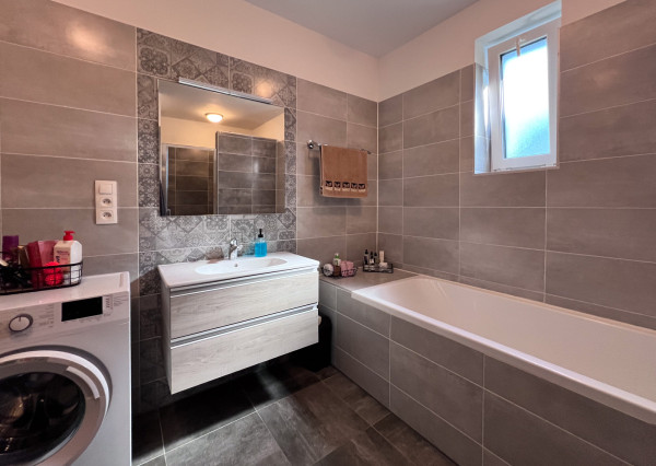 Na prenájom kompletne vybavený  2-izbový byt v Trenčíne