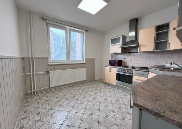 Na predaj priestranný 4-izbový byt v Trenčíne