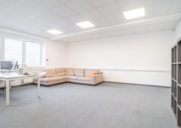 Na predaj priemyselný objekt s investičným potenciálom v Senci