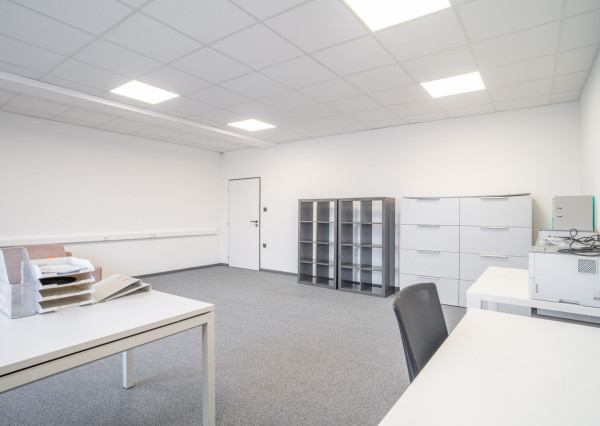 Na predaj priemyselný objekt s investičným potenciálom v Senci