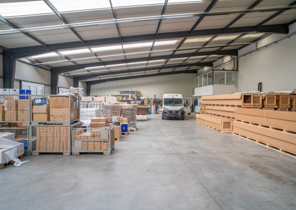 Na predaj priemyselný objekt s investičným potenciálom v Senci