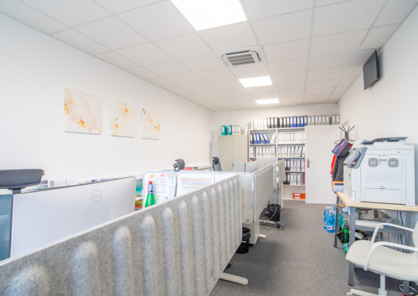 Na predaj priemyselný objekt s investičným potenciálom v Senci