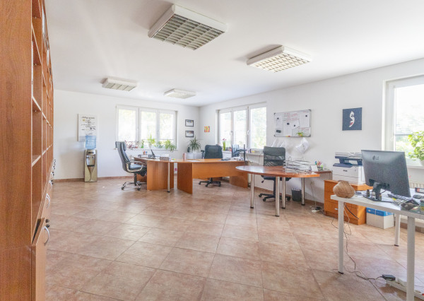 Na prenájom priestranná kancelária s parkovaním v Šamoríne