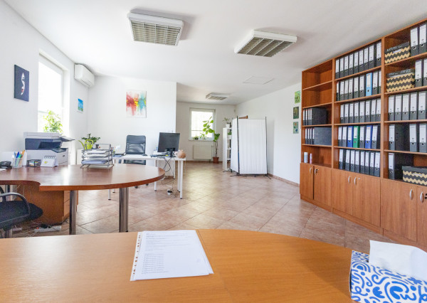 Na prenájom priestranná kancelária s parkovaním v Šamoríne