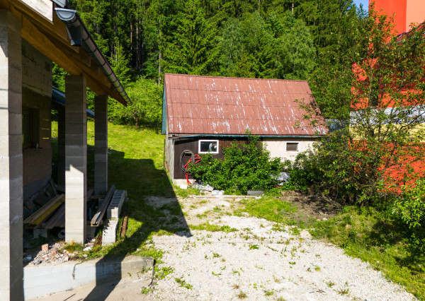 VÝRAZNE ZNÍŽENÁ CENA - Na predaj rozostavaný rodinný dom s veľkým pozemkom vo Vyšnom Kelčove