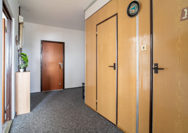 REZERVOVANÉ: Na predaj čiastočne zariadený 3-izbový byt na ulici Martina Rázusa v Malackách