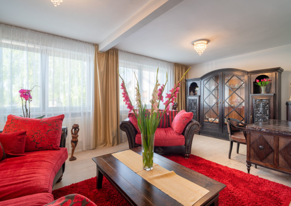 Na predaj rodinný dom s bazénom a saunou v Rohovciach