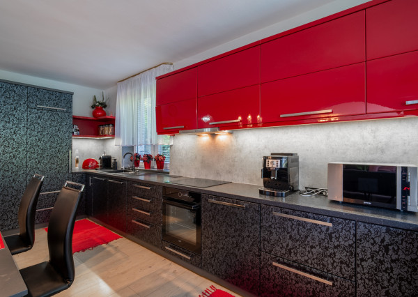 Na predaj rodinný dom s bazénom a saunou v Rohovciach