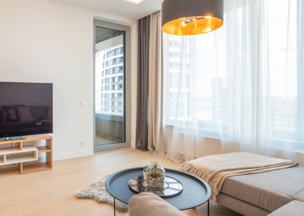 Na prenájom exkluzívny 2-izbový byt so šatníkom a panoramatickým výhľadom v projekte SKYPARK, Továrenská ulica