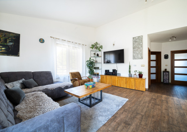 REZERVOVANÉ - Na predaj dom vhodný na podnikanie v Bzinciach pod Javorinou