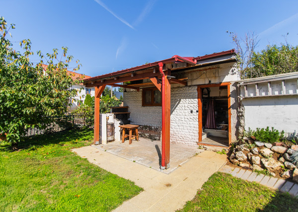 REZERVOVANÉ - Na predaj dom vhodný na podnikanie v Bzinciach pod Javorinou