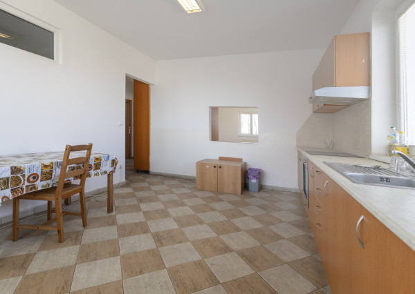 Na prenájom komerčný priestor s možnosťou využitia ako kancelárie alebo dielne v Šamoríne