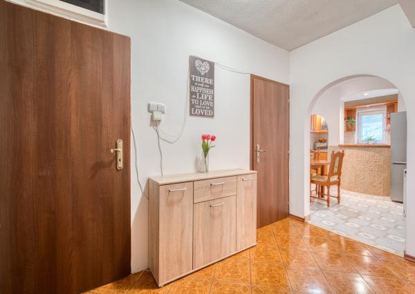 REZERVOVANÉ: Na predaj 2-izbový byt vo Veľkých Levároch