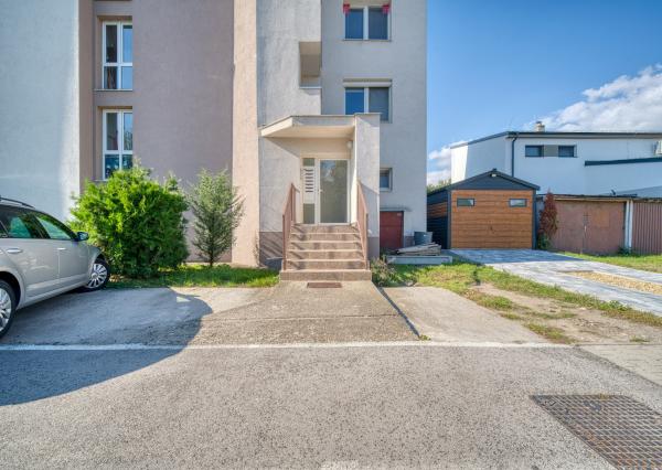 REZERVOVANÉ: Na predaj 2-izbový byt vo Veľkých Levároch