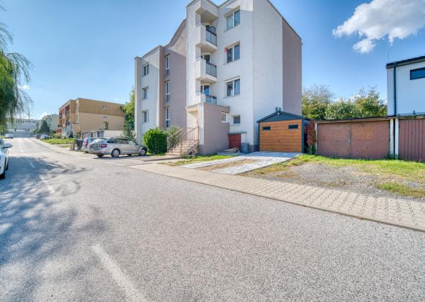 REZERVOVANÉ: Na predaj 2-izbový byt vo Veľkých Levároch