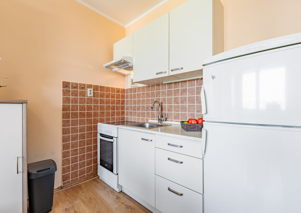 Na predaj čiastočne zariadená garsónka v Seredi