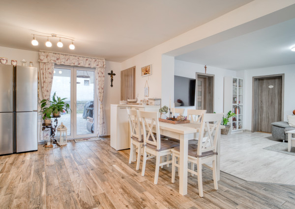 Na predaj priestranný 4-izbový rodinný dom v Malženiciach